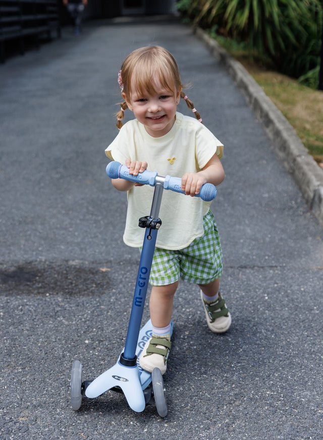 Micro Mini2grow Deluxe Magic LED løbehjul til børn – Ocean Slate