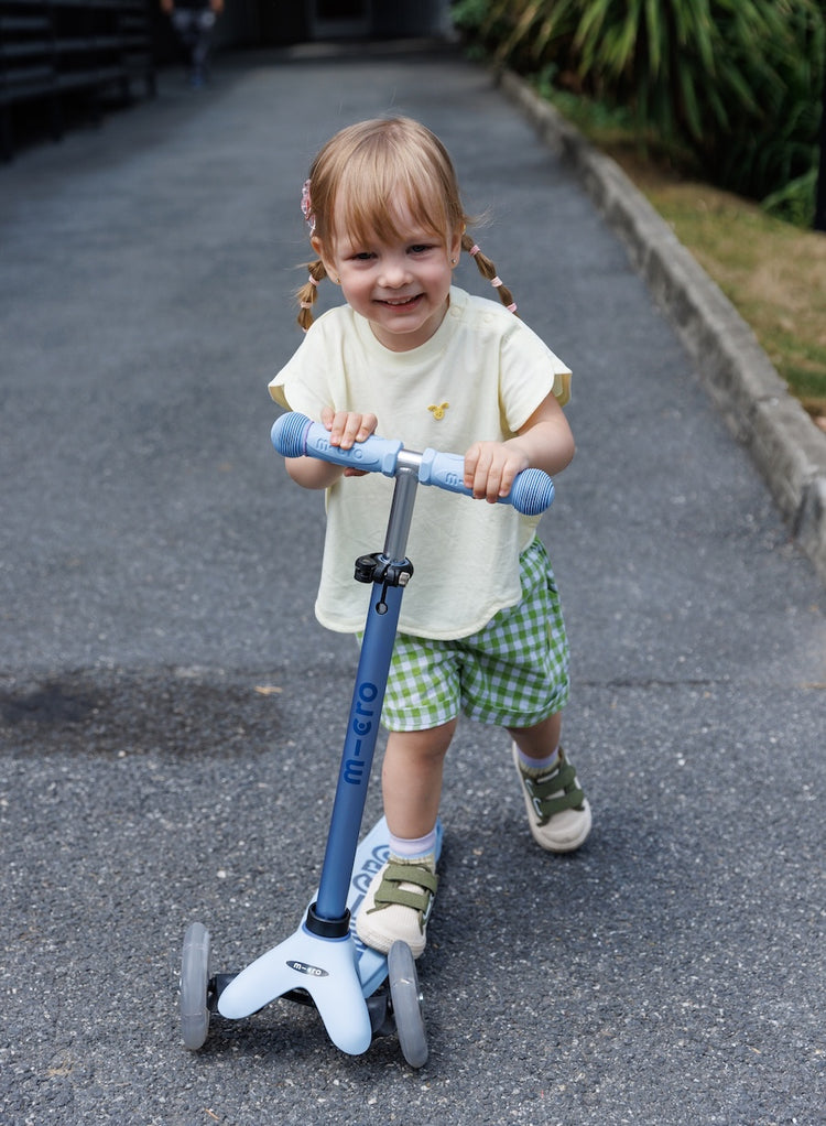 Micro Mini2grow Deluxe Magic LED løbehjul til børn – Ocean Slate