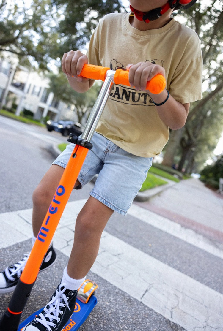 Micro Maxi Deluxe LED løbehjul til børn – Neon Blaze Orange