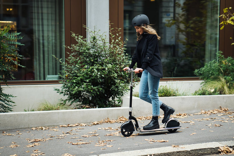 dame på micro navigator løbehjul