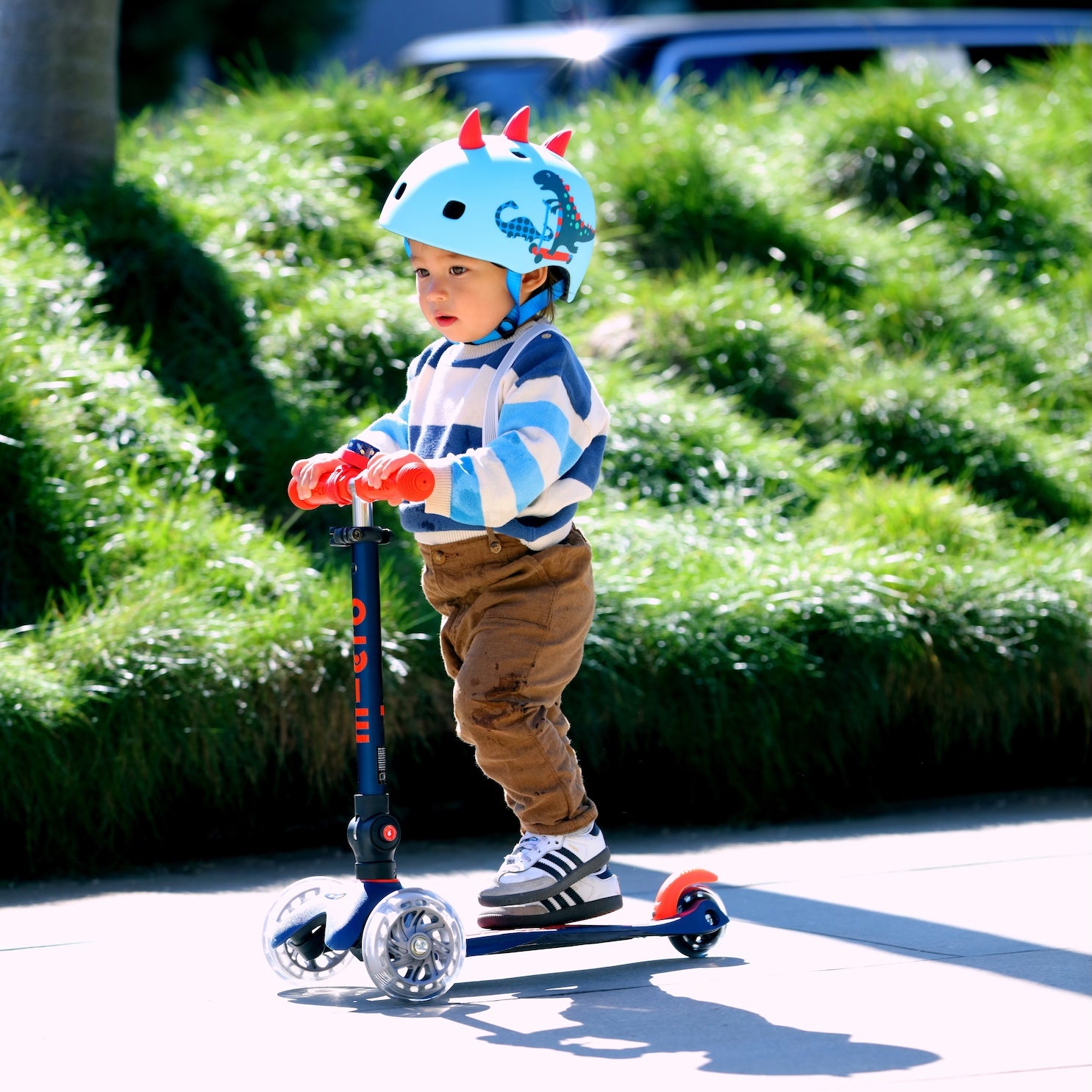 Micro Mini Deluxe Foldbart LED løbehjul til børn – Navy Blue