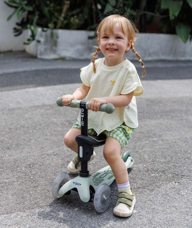 Micro Mini2grow Deluxe Magic LED løbehjul til børn – Olive Sage