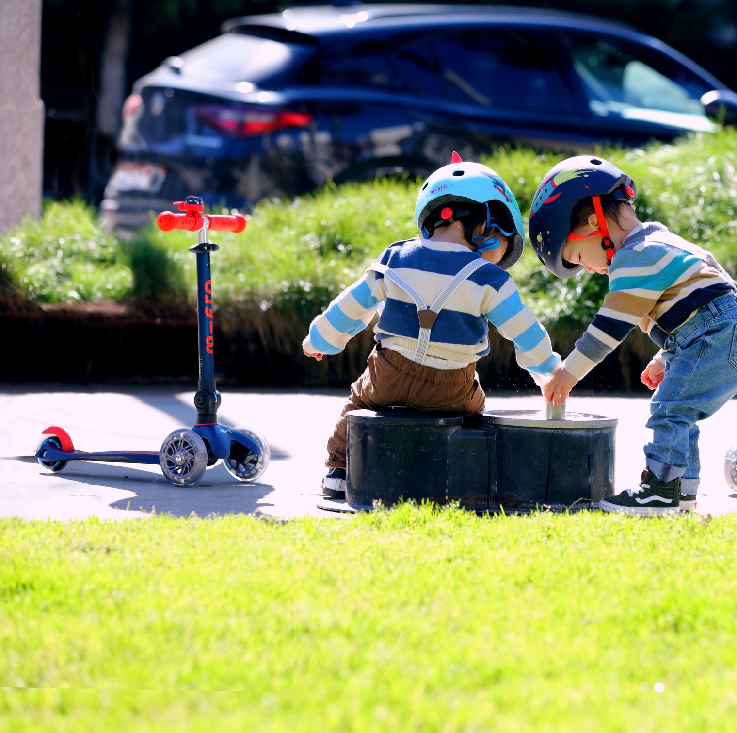 Micro Mini Deluxe Foldbart LED løbehjul til børn – Navy Blue
